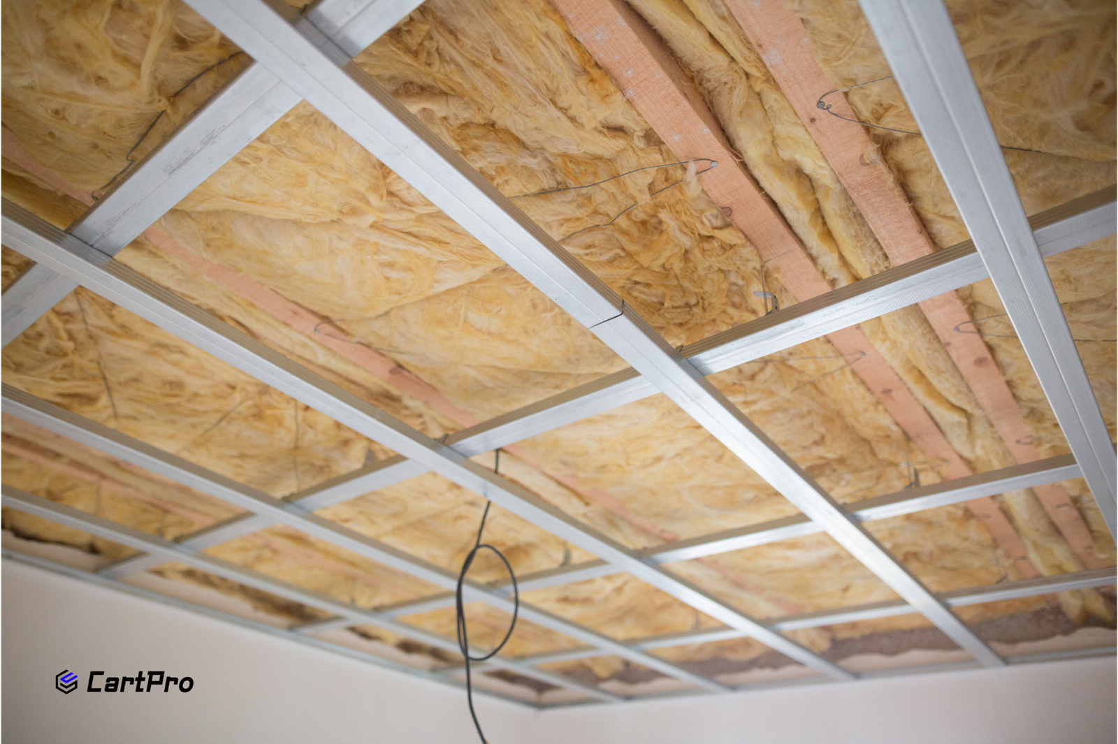 Dipendente di Cartpro che installa isolamento